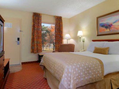 Ramada By Wyndham West Memphis Hotel Room photo